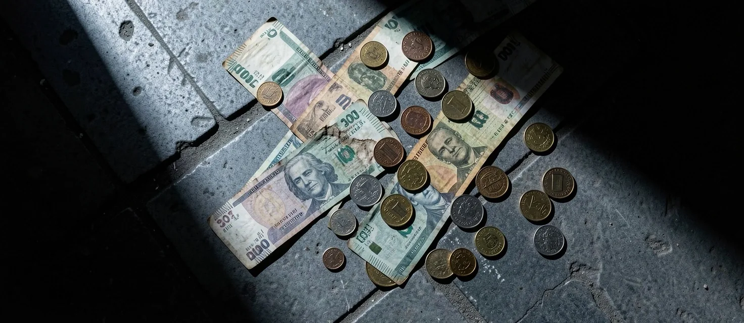 Billetes dispersos sobre concreto bajo luz de luna